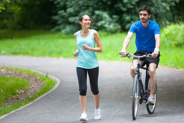 Jonge sportieve paar joggen in het park — Stockfoto