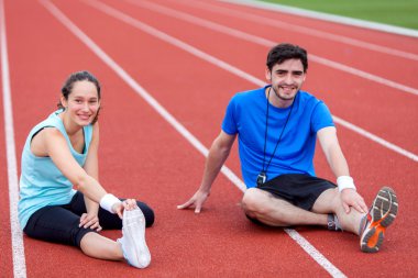 Onu bacak germe çekici genç bir kadın