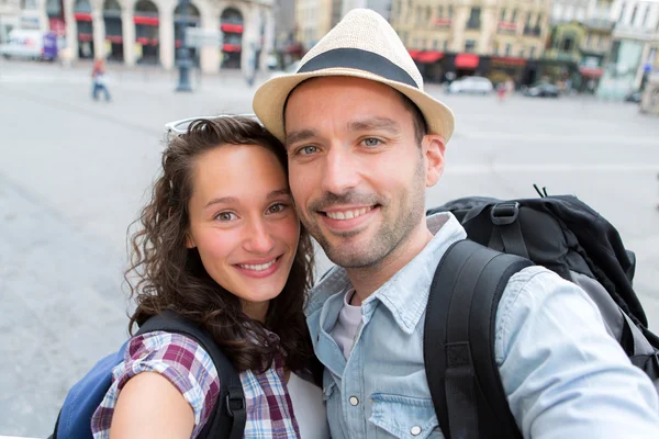 Mladý pár prázdniny s selfie — Stock fotografie