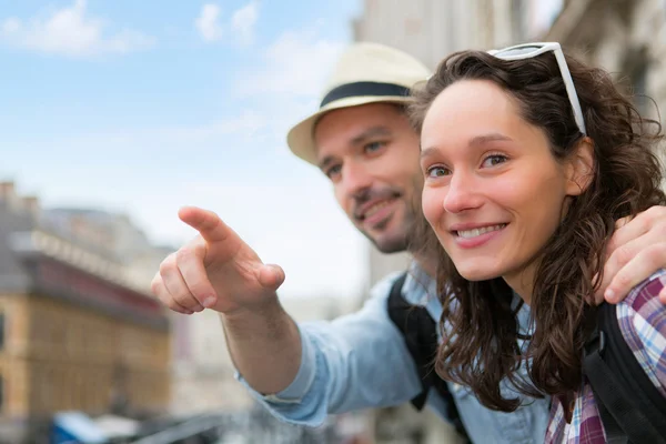 Young attractive couple on holidays in city — Stock Photo, Image