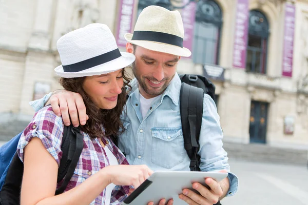 Young couple of tourists visiting city — Stock Photo, Image