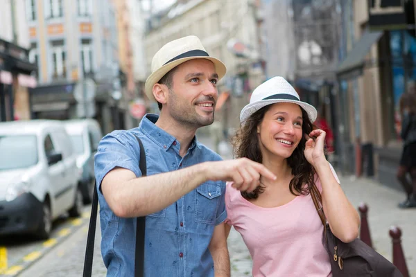 Mladý pár, navštíví město během svátků — Stock fotografie