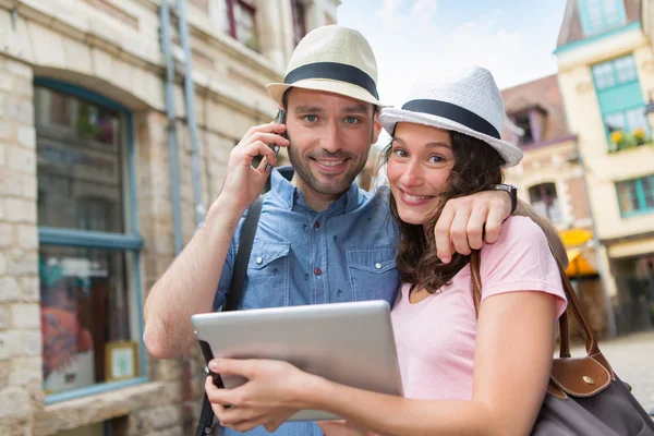 Young couple of tourists booking hostel — Stock Photo, Image