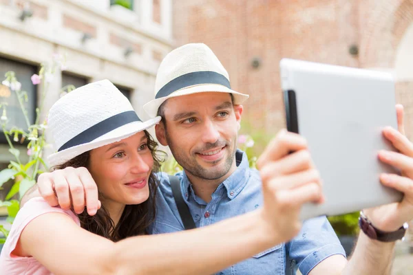 Mladý pár prázdniny s selfie — Stock fotografie