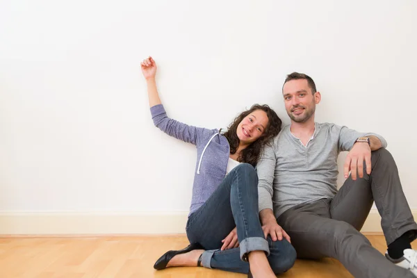 Casal jovem em seu novo apartamento Textspace — Fotografia de Stock
