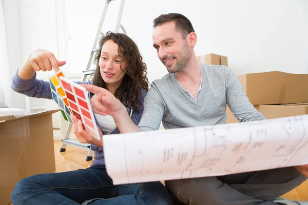 Mladý pár si vybírá barvy svého nového bytu — Stock fotografie