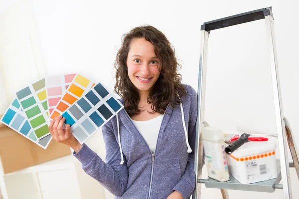 Jonge vrouw kiezen van kleuren van hun nieuwe flat — Stockfoto
