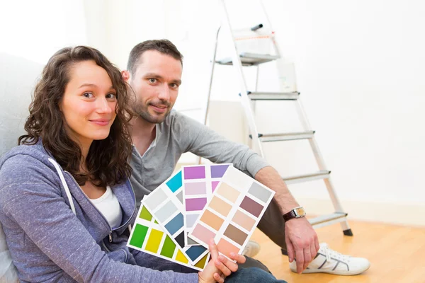 Casal jovem escolhendo cores de seu novo apartamento — Fotografia de Stock