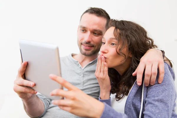 Jovem casal feliz chamada de vídeo no tablet — Fotografia de Stock