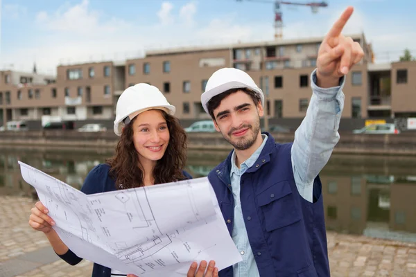 Architect woman and construction site supervisor — Stock Photo, Image