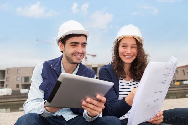 Architect woman and construction site supervisor — Stock Photo, Image