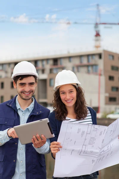 Architect woman and construction site supervisor — Stock Photo, Image