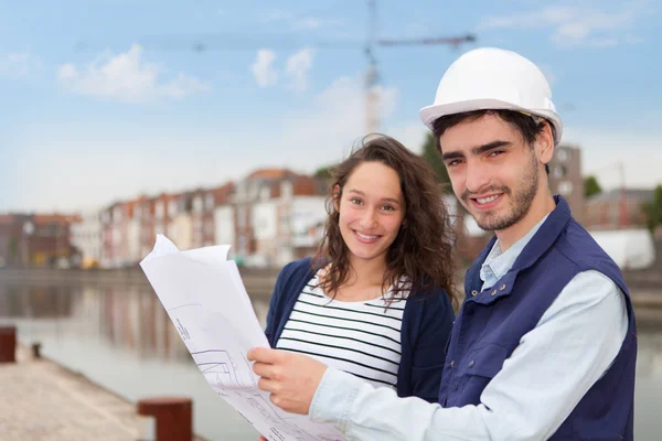 Architect woman and construction site supervisor — Stock Photo, Image