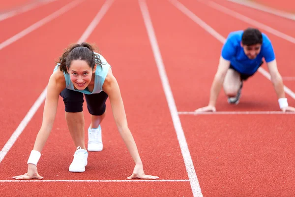 Vrouw racen met een man in het stadion — Stockfoto