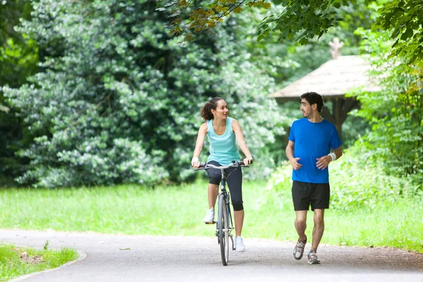 Młoda para sprawny joggingu w parku — Zdjęcie stockowe