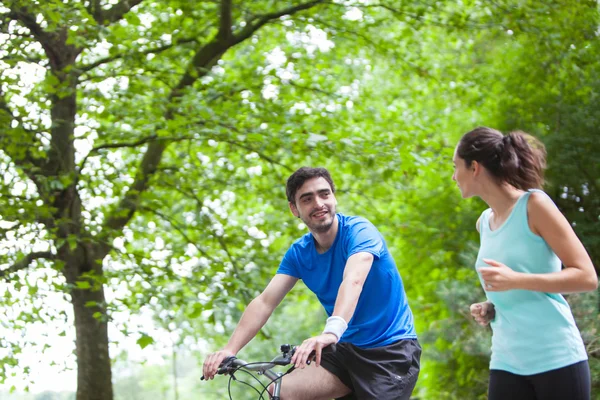 Young sportive couple jogging at the park — Stock Photo, Image