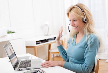 dizüstü bilgisayarda chat yapan genç çekici kadın sarışın