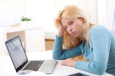 tembel sarışın kadın çalışmak istemiyor