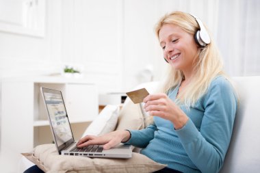 Online alışveriş çekici sarışın kadın 