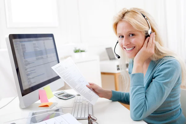 Unga attraktiva blondin arbetar i ett callcenter — Stockfoto