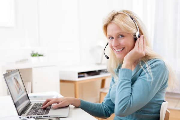 Young attractive woman blonde chatting on laptop — Stock Photo, Image