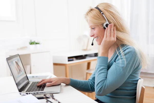 Young attractive woman blonde chatting on laptop — Stock Photo, Image