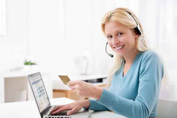 Attractive blonde woman shopping online — Stock Photo, Image