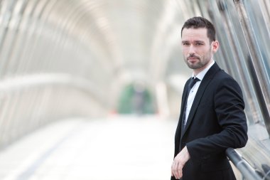 bir binada cazip bir işadamı portresi