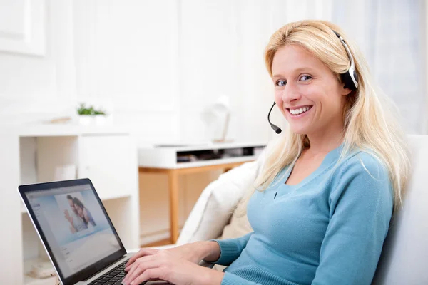 Jeune femme attrayante blonde bavarder sur ordinateur portable — Photo