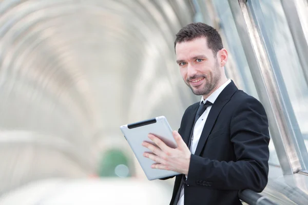 Retrato de un atractivo hombre de negocios usando una tableta —  Fotos de Stock