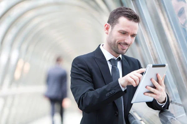 Portret van een aantrekkelijke zakenman met behulp van een Tablet PC — Stockfoto