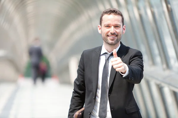 Jonge aantrekkelijke zakenman op weg naar zijn werk — Stockfoto