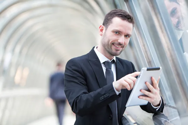 Ritratto di un uomo d'affari attraente con tablet — Foto Stock