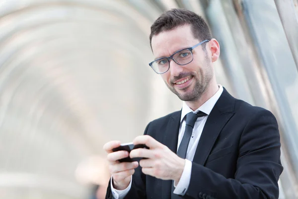 Attraktiver Geschäftsmann, der während einer Pause einen Text schickt — Stockfoto