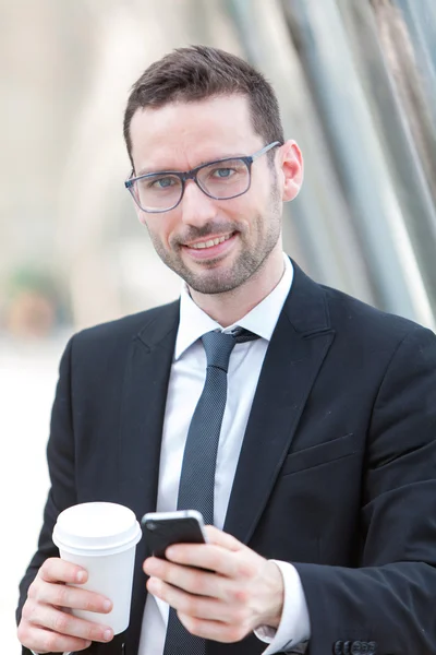 Uomo d'affari che riceve una chiamata durante una pausa — Foto Stock