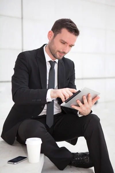 Portret van een aantrekkelijke zakenman met behulp van een Tablet PC — Stockfoto