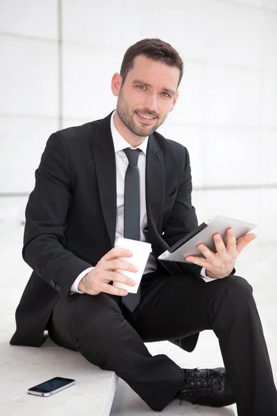 Portret van een aantrekkelijke zakenman met behulp van een Tablet PC — Stockfoto