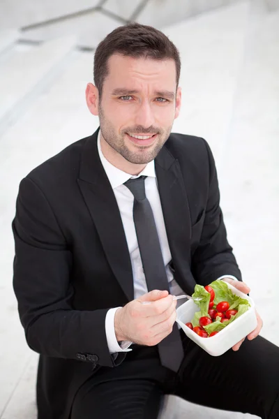 Empresário comendo salada para a pausa para o almoço — Fotografia de Stock