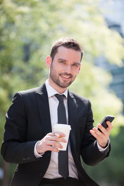 Zakenman drinken een kopje koffie tijdens een pauze — Stockfoto