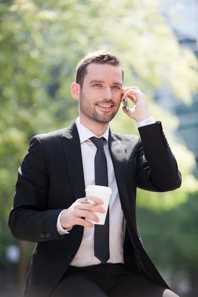 Zakenman drinken een kopje koffie tijdens een pauze — Stockfoto