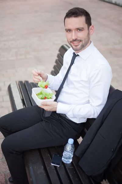 Επιχειρηματίας που τρώει σαλάτα για μεσημεριανό διάλειμμα — Φωτογραφία Αρχείου