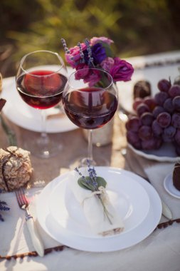 Parktaki düğün masası.