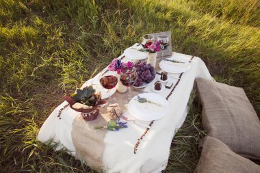 Parktaki düğün masası.