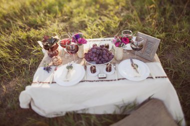 Parktaki düğün masası.