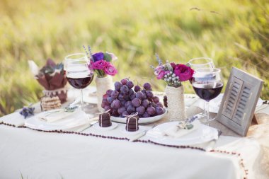 Parktaki düğün masası.