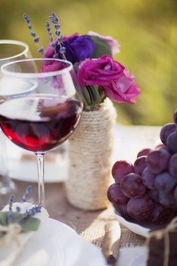 Parktaki düğün masası.