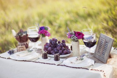 Parktaki düğün masası.