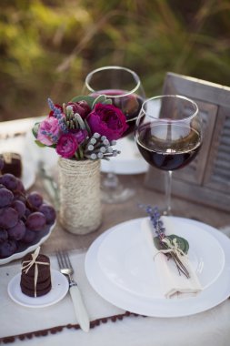 Parktaki düğün masası.