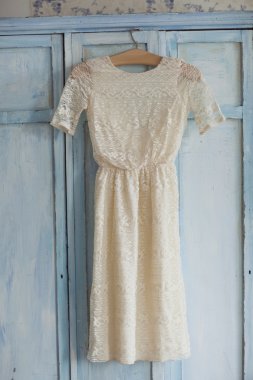 bir dolap üzerinde asılı gelinlik