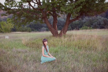 bir alandaki esmer kadın